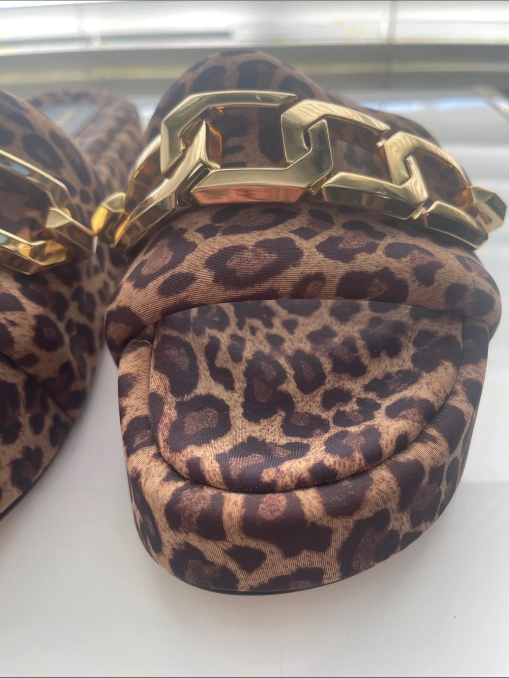 Good American NEW Leopard print with gold tone chain platform slides Size 8